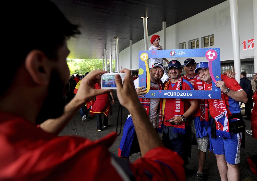 Čeští fanoušci u stadionu v Toulouse před zápasem se Španělskem