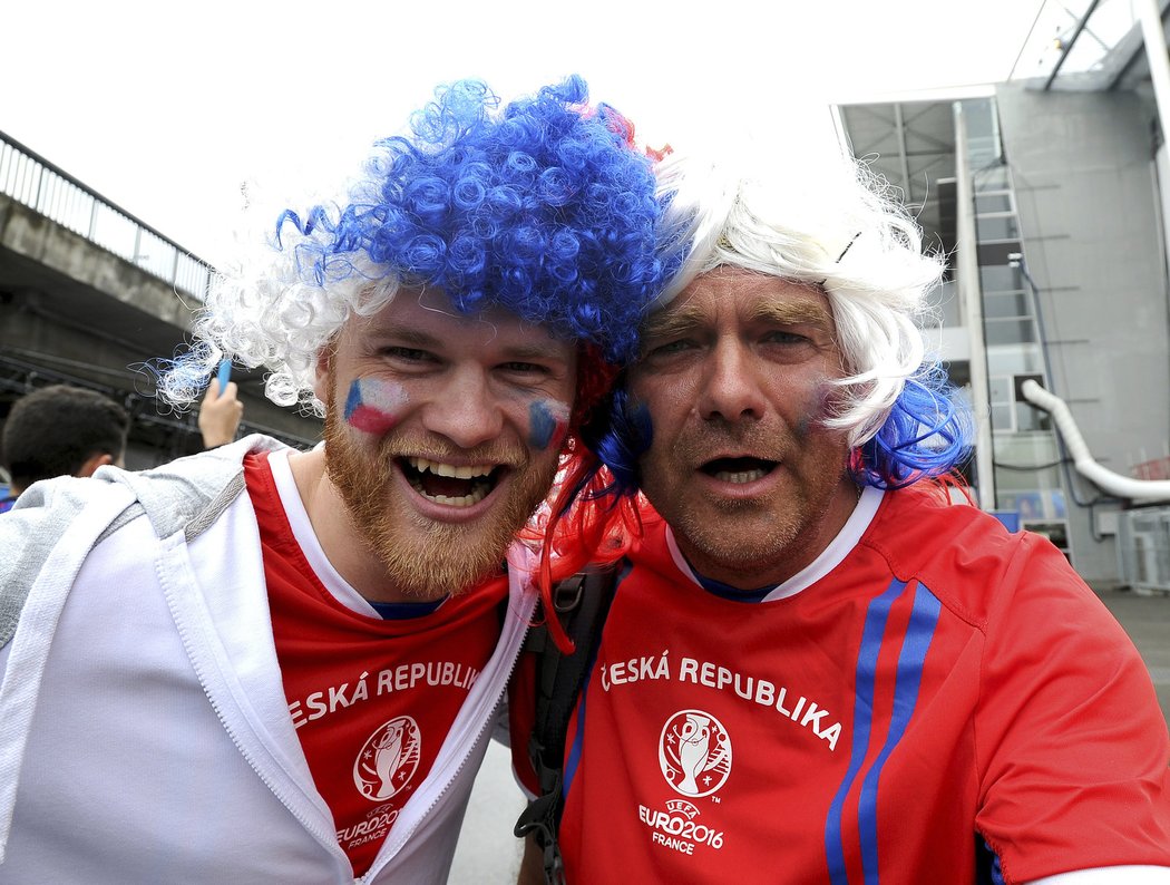 Čeští fanoušci u stadionu v Toulouse před zápasem se Španělskem