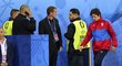 Zraněný kapitán Tomáš Rosický opouští lavičku po porážce s Tureckem