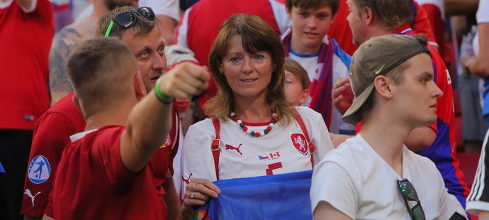 Pyšná maminka stopera Ondřeje Čelůstky si osmifinále Eura nemohla nechat ujít