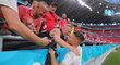 Gólman Tomáš Vaclík přijímá gratulace k povedenému osmifinále proti Nizozemsku