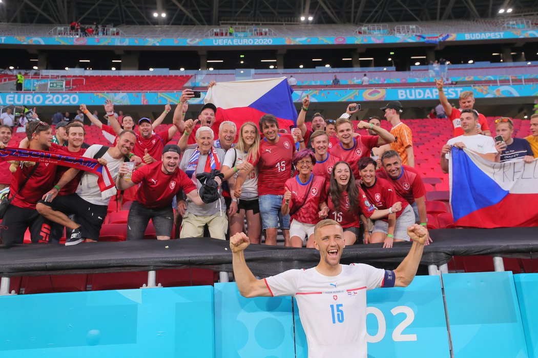 Tomáš Souček s fanoušky oslavuje postup do čtvrtfinále Euro