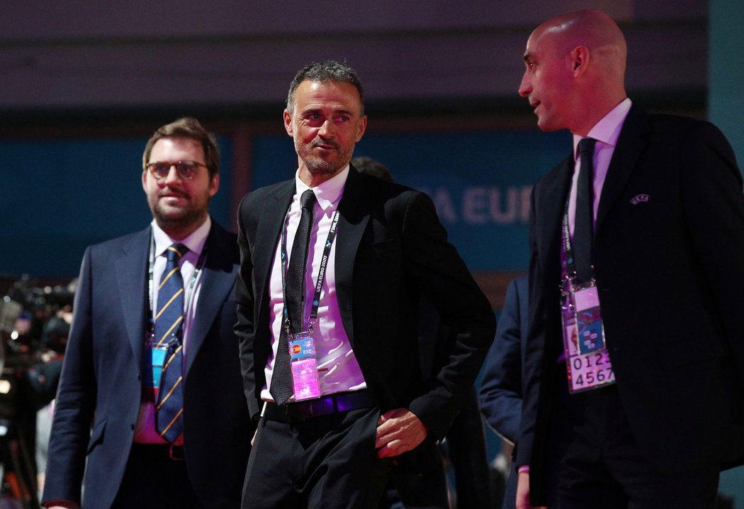 Španělský trenér Luis Enrique dorazil na losování EURO 2020 v dobré náladě 