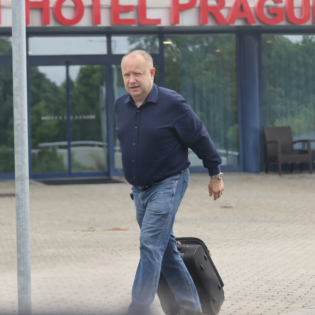 Nový předseda FAČR Petr Fousek na letišti před odletem na utkání Euro mezi Českem a Anglií