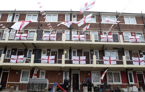 Londýnské ulice obsypaná anglickými vlajkami před zápasem proti Německu
