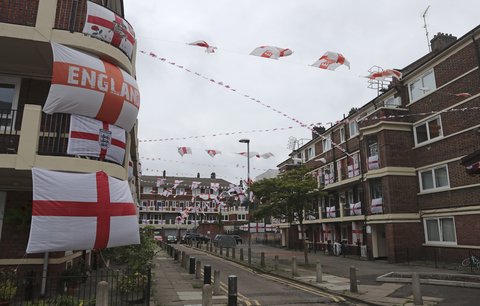 Londýnské ulice obsypaná anglickými vlajkami před zápasem proti Německu