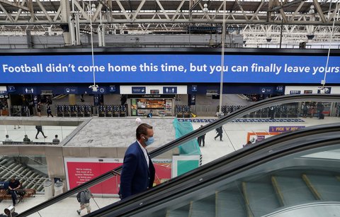 Na londýnském nádraží Waterloo po finále parafrázují známý slogan: Fotbal se tentokrát nevrátil domů, ale vy můžete opustit váš domov.