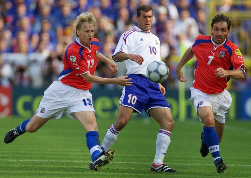 Radek Bejbl (vlevo) s Jiřím Němcem nahánějí na Euro 2000 francouzskou hvězdu Zidana