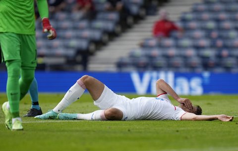 Patrik Schick na zemi po penaltovém zákroku