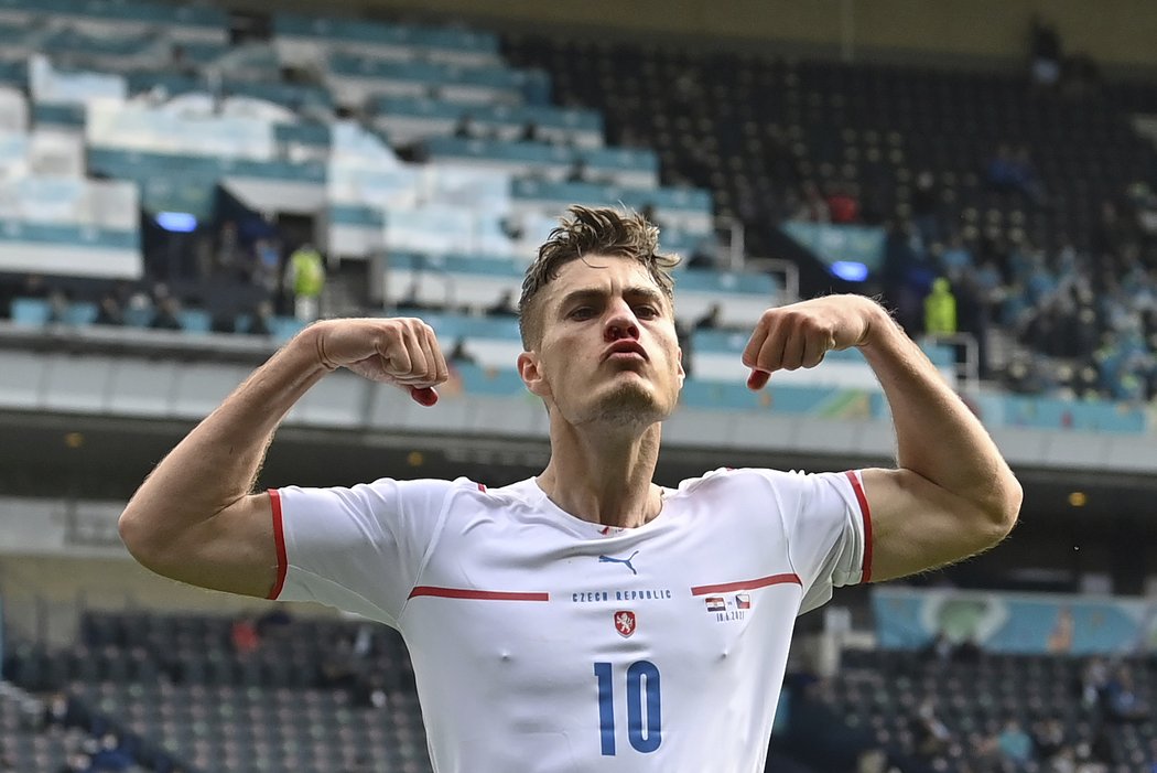 Patrik Schick a jeho oslava po třetím gólu na EURO