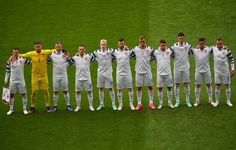 Čeští fotbalisté při hymně