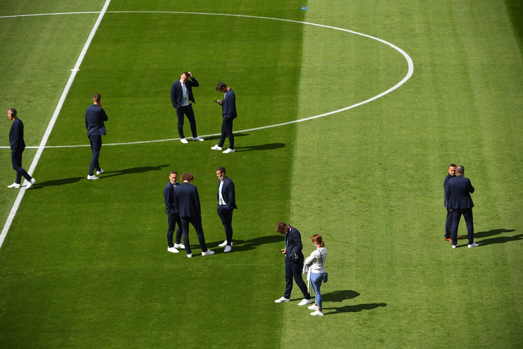 Čeští fotbalisté na procházce po hřišti před zápasem