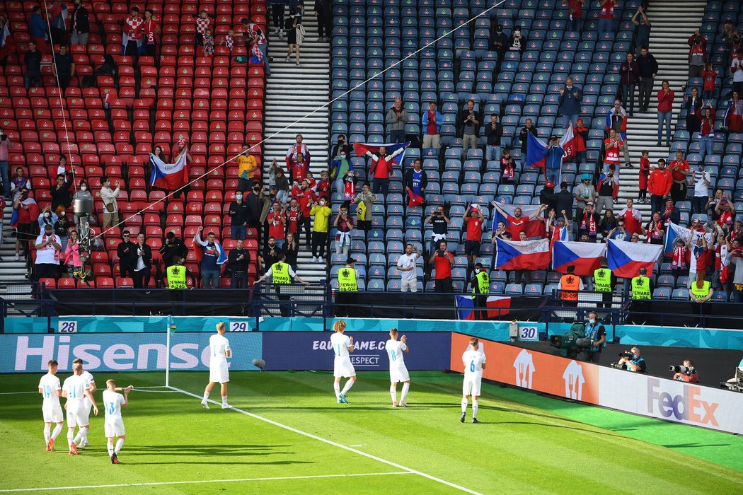 Děkovačka českých fotbalistů s fanoušky po remíze s Chorvatskem