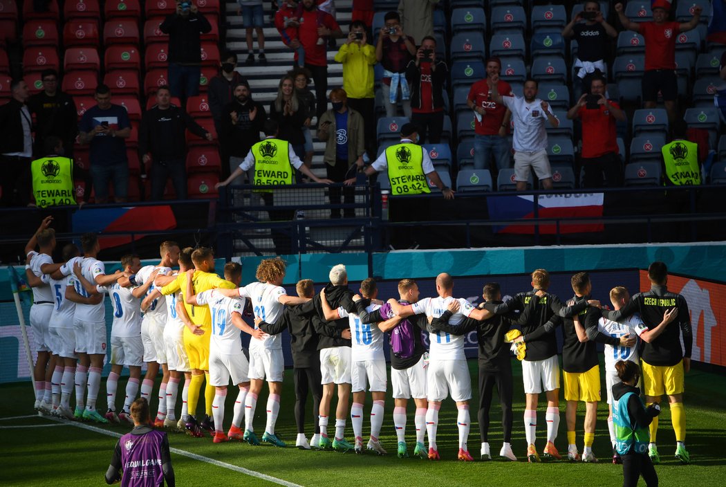 Děkovačka českých fotbalistů s fanoušky po remíze s Chorvatskem