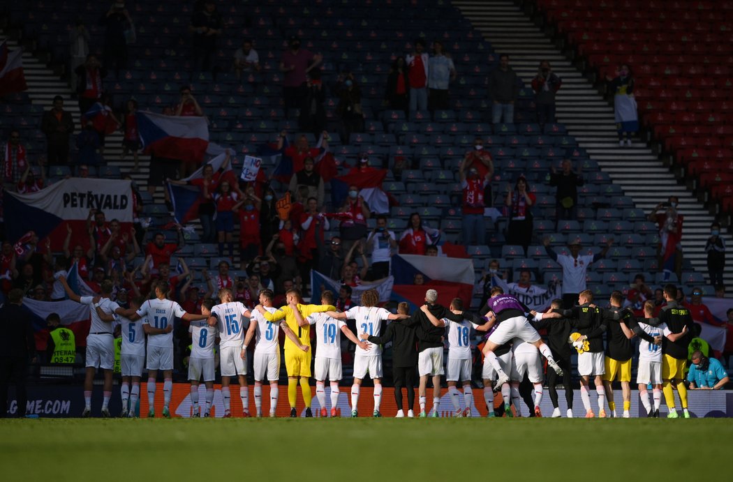 Děkovačka českých fotbalistů s fanoušky po remíze s Chorvatskem