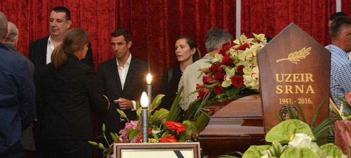 Chorvatský fotbalista Srna přijímá kondolence.