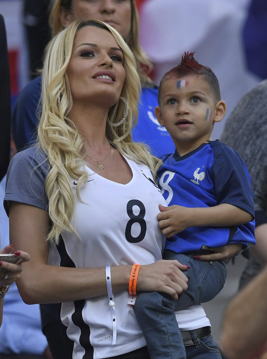 Manželka nejlepšího francouzského fotbalisty na Euro Dimitriho Payeta se synem.