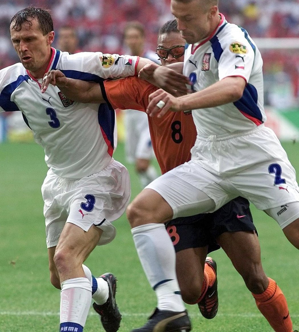 Euro 2000 nedopadlo podle představ české výpravy; momentka z utkání proti Nizozemsku, kdy Látal s řepkou odstavují od míče Edgara Davidse