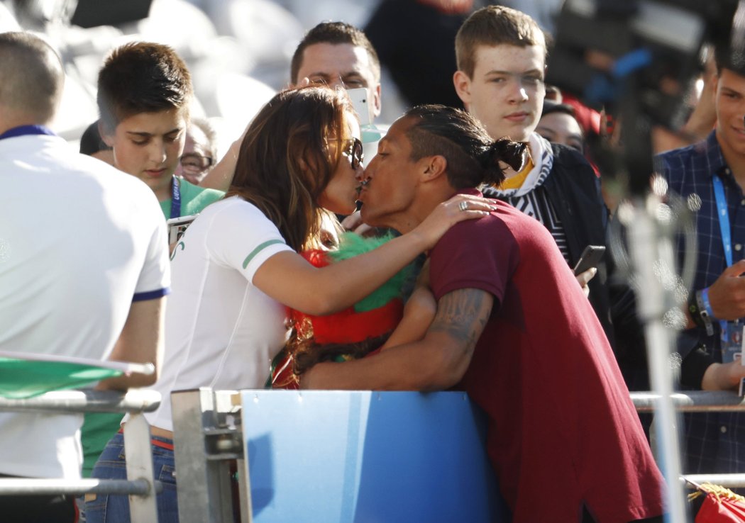 Postoupíte! Přítelkyně portugalského fotbalisty Bruna Alvese ho povzbuzuje před osmifinále s Chorvatskem