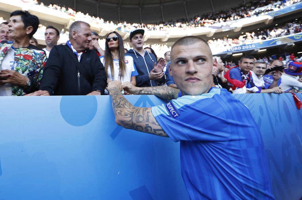 Slovenský kapitán Martin Škrtel spěchal za manželkou Barbarou po prohře s Německem