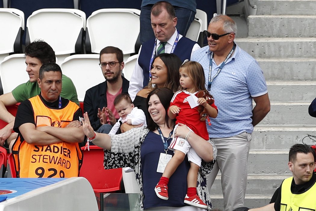 Wales, do toho! Garethu Baleovi fandí jeho rodina na tribuně při osmifinále proti Severnímu Irsku