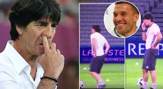 Kouč »čuchal« Löw opět v akci, zastal se ho Podolski: Každý se podrbe na koulích!