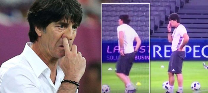 Německý trenér Joachim Löw předvádí na Euru ve Francii neskutečnou podívanou. Vrtá se v nose, v rozkroku i v zadku a pak si očuchává prsty.