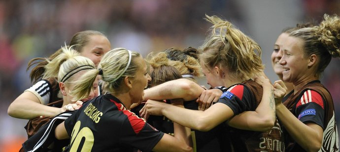 Německé fotbalistky se radují z jediného vstřeleného gólu ve finále evropského šampionátu
