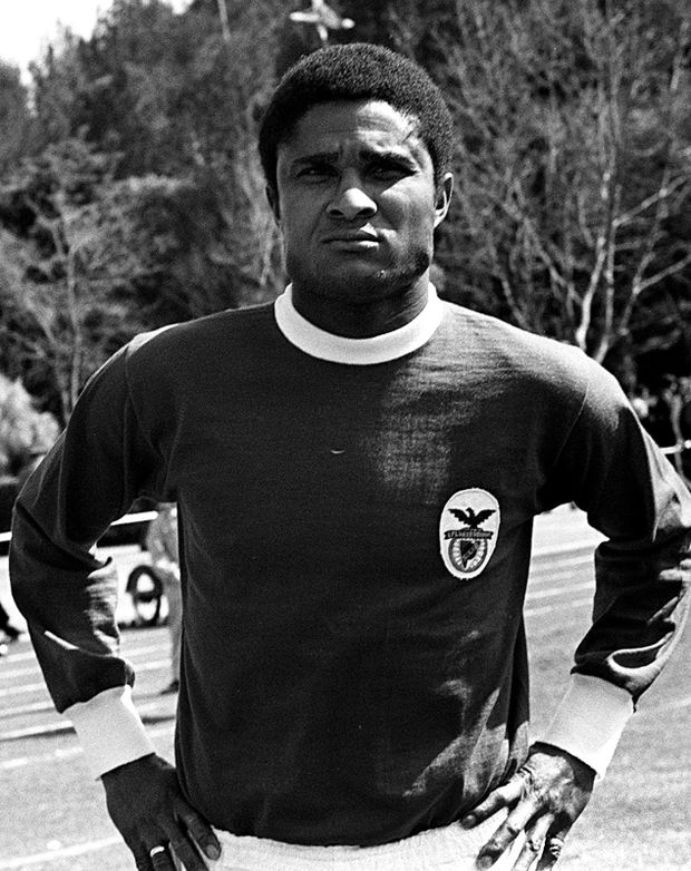 V 71 letech dnes zemřel legendární portugalský fotbalista Eusébio, držitel Zlatého míče z roku 1965 a bronzový medailista z mistrovství světa v roce 1966. Příčinou úmrtí byla podle Benficy Lisabon, za kterou hrál patnáct sezon, srdeční zástava.Slavný fotbalista se v poslední době potýkal se zdravotními problémy. Během návštěvy předloňského mistrovství Evropy v Polsku prodělal mozkovou příhodu. V 71 letech dnes zemřel legendární portugalský fotbalista Eusébio, držitel Zlatého míče z roku 1965 a bronzový medailista z mistrovství světa v roce 1966. Příčinou úmrtí byla podle Benficy Lisabon, za kterou hrál patnáct sezon, srdeční zástava.Slavný fotbalista se v poslední době potýkal se zdravotními problémy. Během návštěvy předloňského mistrovství Evropy v Polsku prodělal mozkovou příhodu.