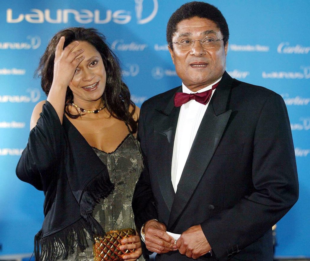 Legendární portugalský fotbalista Eusébio s manželkou Florou na snímku z roku 2004 