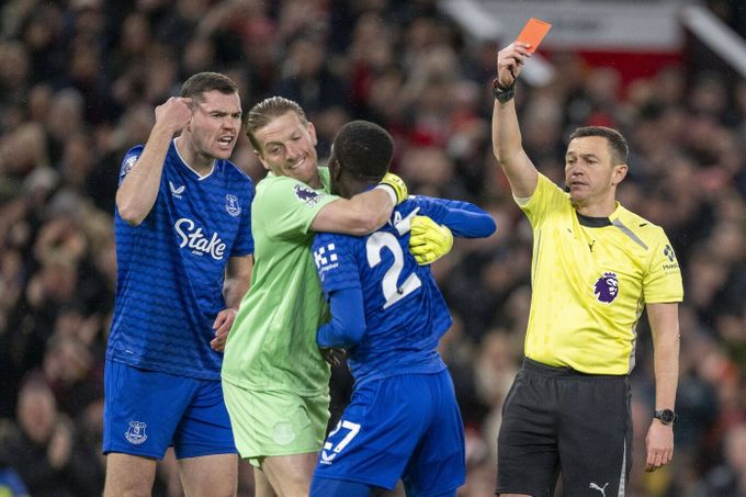 Nevídané, červená za facku spoluhráči! Kouč byl nadšený, Everton i tak porazil United Nevídané, červená za facku spoluhráči! Kouč byl nadšený, Everton i tak porazil United