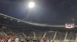 Ošetřování střelce gólu Stijna Wuytense sledoval stadion v Alkmaaru v napětí
