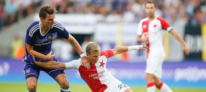 Tomáš Souček v souboji o míč při odvetě na půdě Anderlechtu