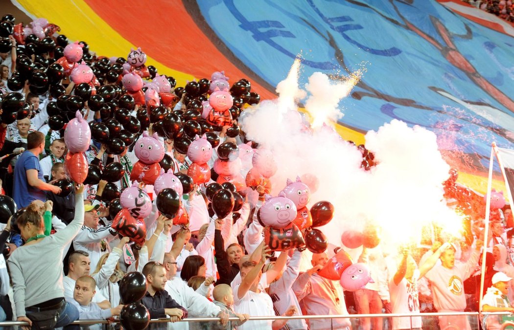 Fanoušci Legie s nafukovacími prasátky a černými balónky namířenými proti UEFA