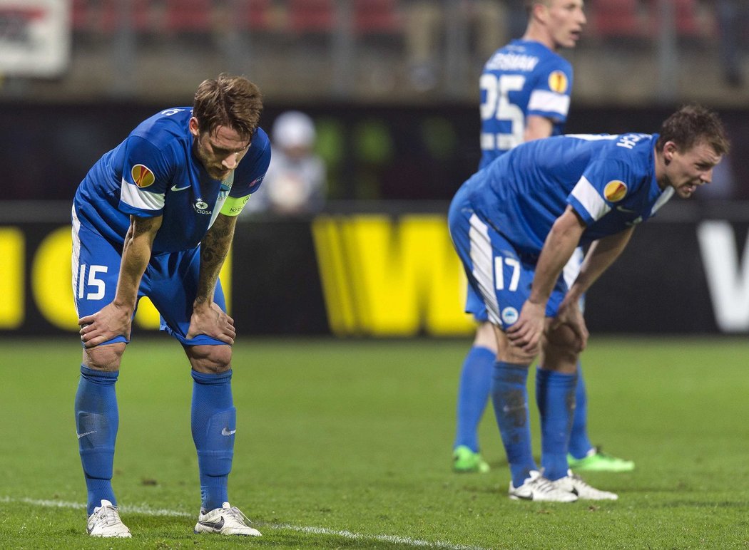 Hráči Liberce Radoslav Kováč a Jan Rajnoch smutní po závěrečném hvidzu. Slovan sahal v Alkmaaru po senzaci, po remíze 1:1 ale v Evropské lize končí