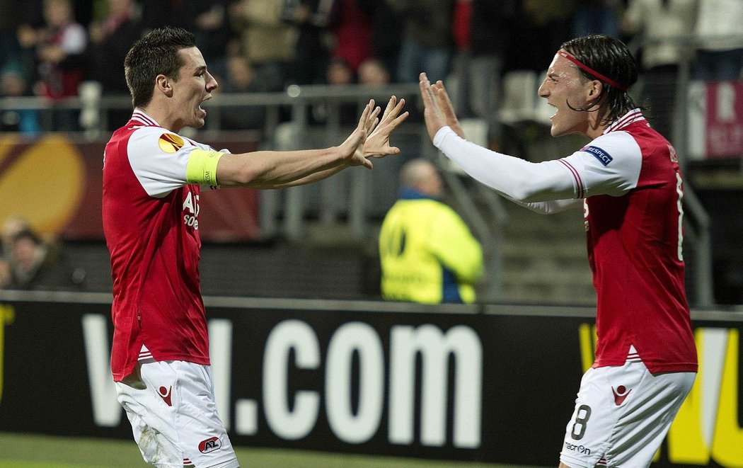 Hráči domácího AZ Alkmaar se radují po prvním gólu do sítě Liberce