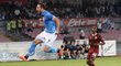 Útočník Neapole Gonzalo Higuaín se raduje po proměněné penaltě do sítě Sparty