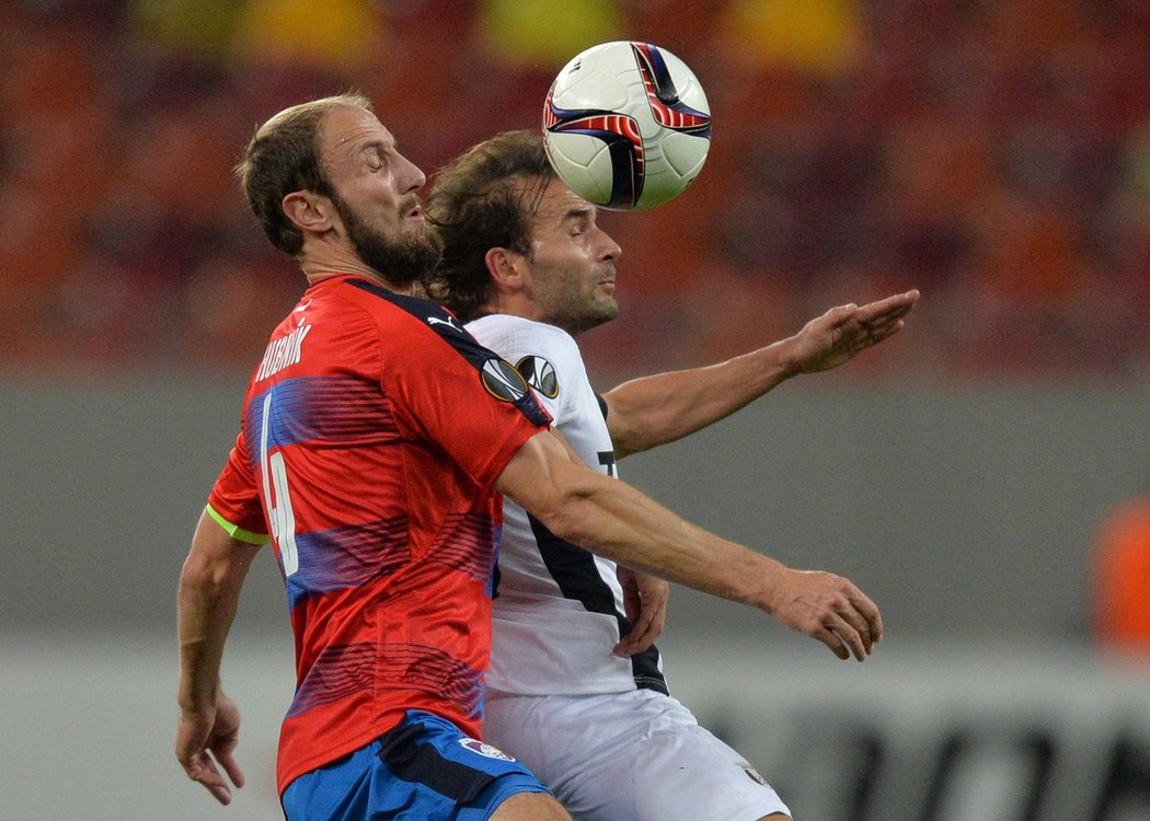 Kapitán Plzně Roman Hubník při hlavičkovém souboji při zápase s Astrou na stadionu v Bukurešti
