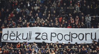 Fanoušci Šachtaru děkovali Plzni za podporu. Na stadionu je ale vypískali