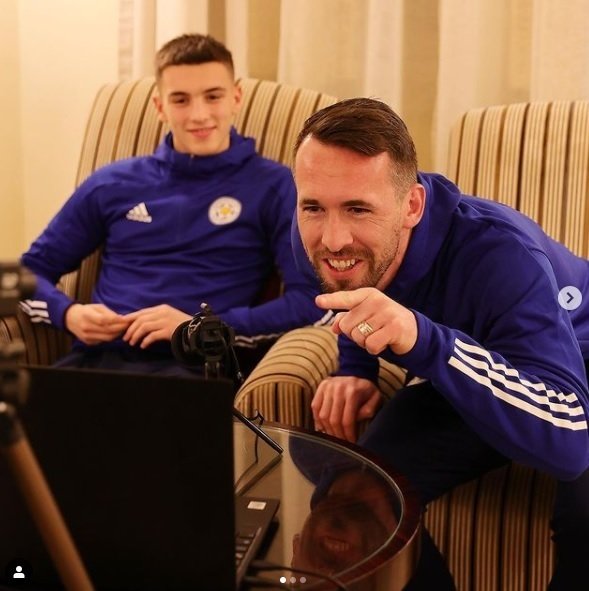 Fotbalisté Leicesteru na dálku chatují s fanoušky z pražského hotelu