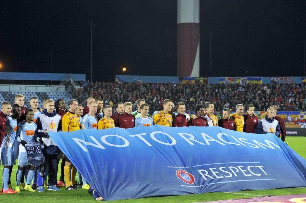 Hráči Slovanu a Sparty podpořili před zápasem kampaň UEFA proti rasismu