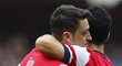 Záložník Arsenalu Mesut Özil otevřel skóre zápasu povedenou střelou k tyči