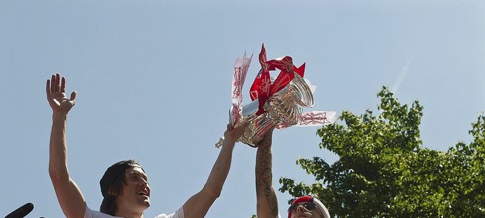 Záložníci Tomáš Rosický a Jack Wilshere slavili triumf Arsenalu s trofejí v rukou. Teď mohou získat další stříbrný pohár hned na startu sezony
