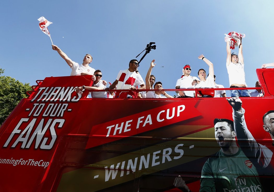 Hráči Arsenalu si cestu klubovým autobusem náramně užívali