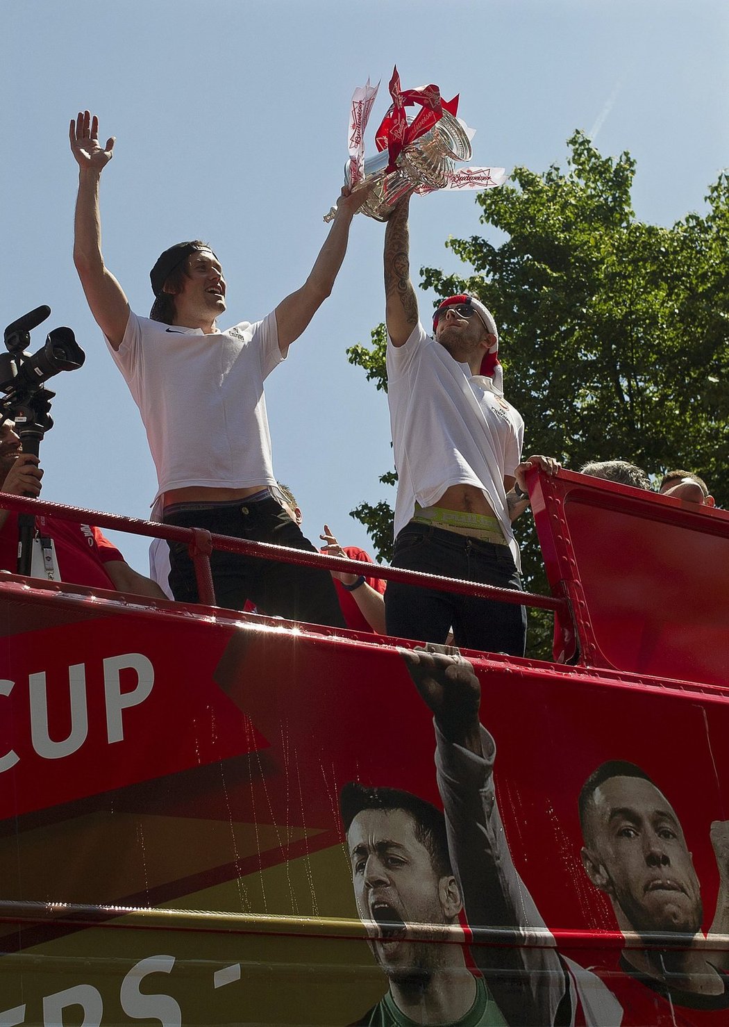 Záložníci Tomáš Rosický a Jack Wilshere slavili triumf Arsenalu s trofejí v rukou