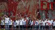 Tomáš Rosický a spol. slaví trofej. Arsenal se dočkal po osmi letech