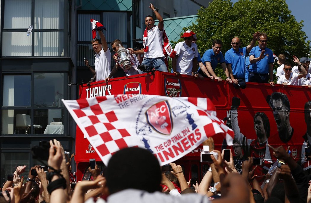 Hráči Arsenalu slavili se svými fanoušky zisk FA Cupu