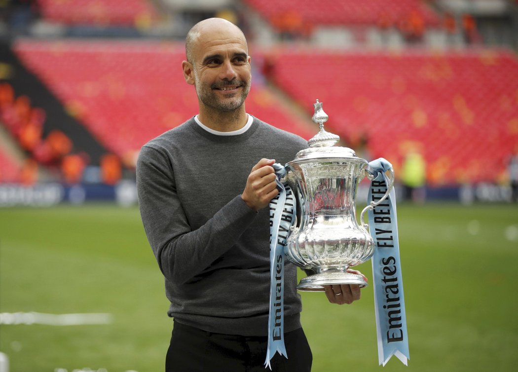 Trenér Manchesteru City Pep Guardiola s trofejí pro vítěze Anglického poháru