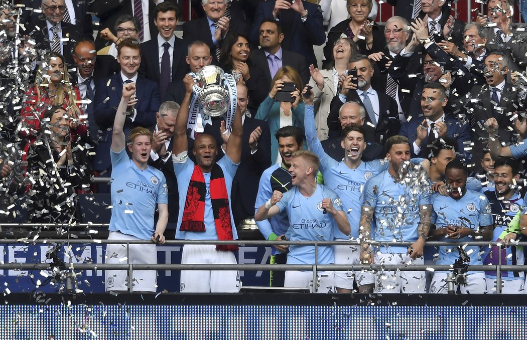 Fotbalisté Manchesteru City s trofejí pro vítěze Anglického poháru