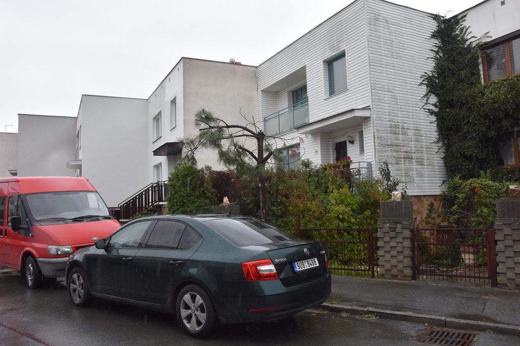 Před domem Romana Berbra v plzeňské čtvrti Bolevec stála Škodovka s ústeckou značkou. Na případu pracují právě ústečtí policisté.